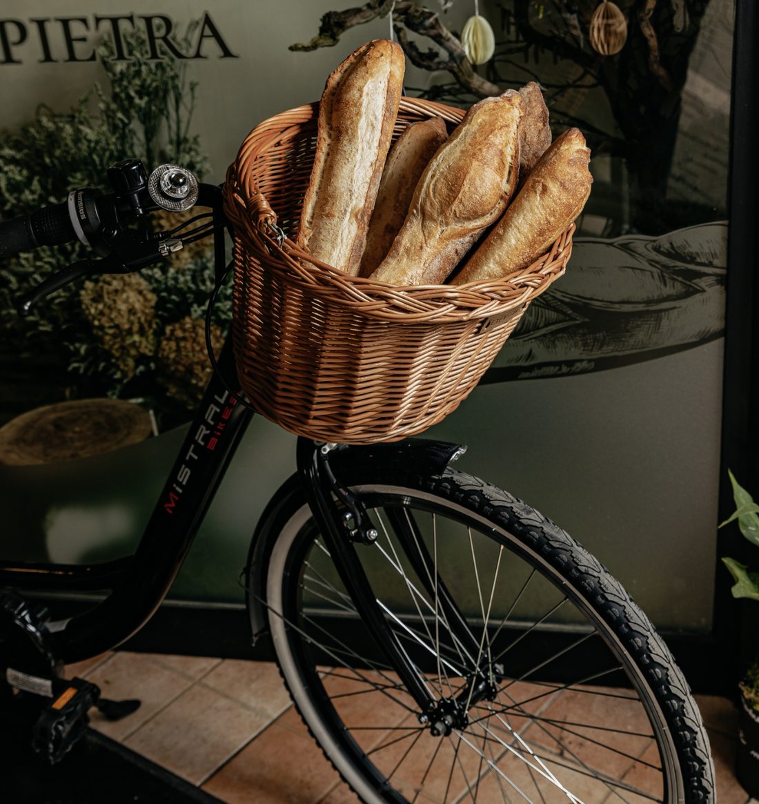 Baguette nel cesto di una bicicletta