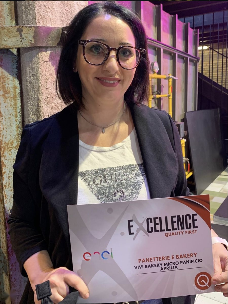 Viviana con l’attestato Excellence Quality First, categoria Panetterie e bakery
