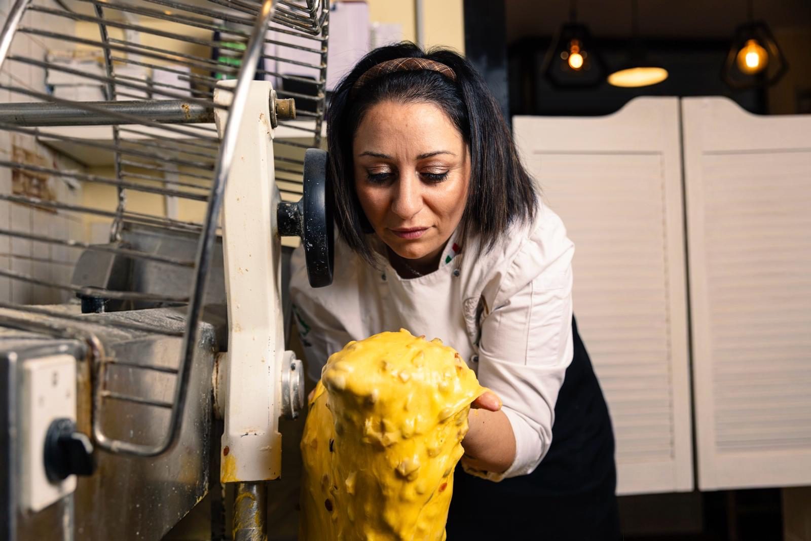 Viviana controlla l’impasto del panettone nell’impastatrice