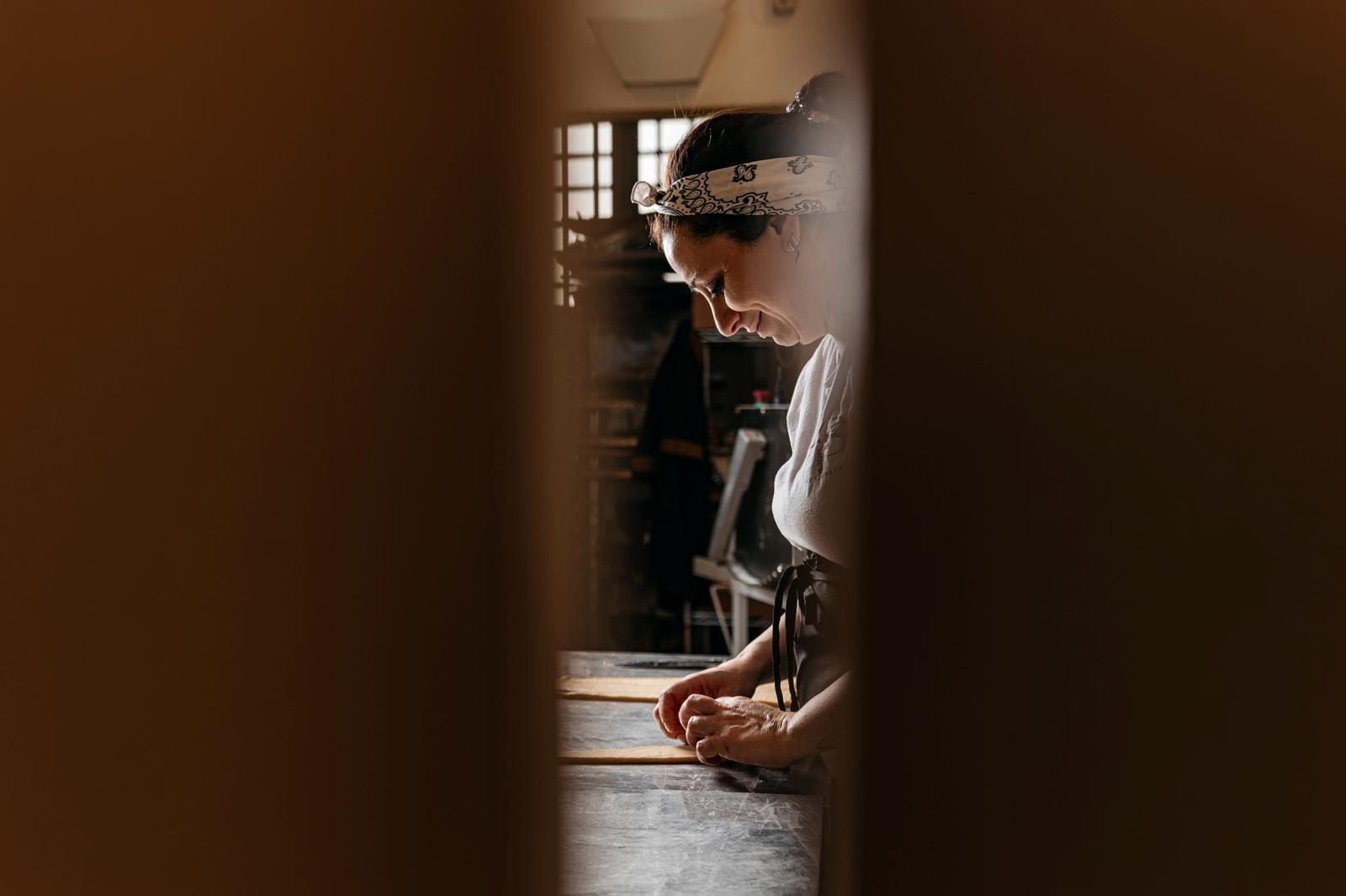 Al lavoro, vista attraverso lo spiraglio di una porta