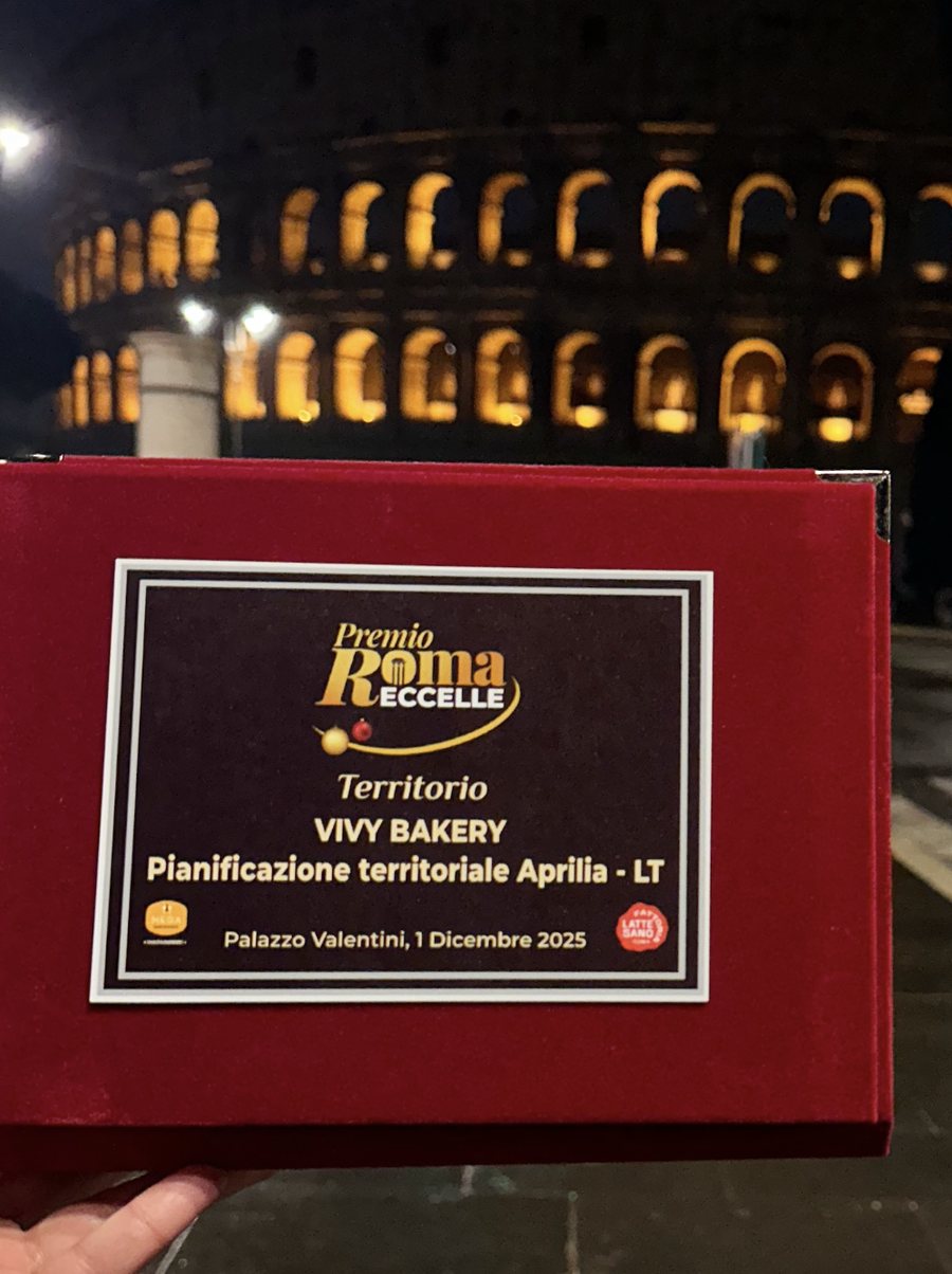 La targa del Premio Roma Eccelle, categoria Territorio, con il Colosseo sullo sfondo