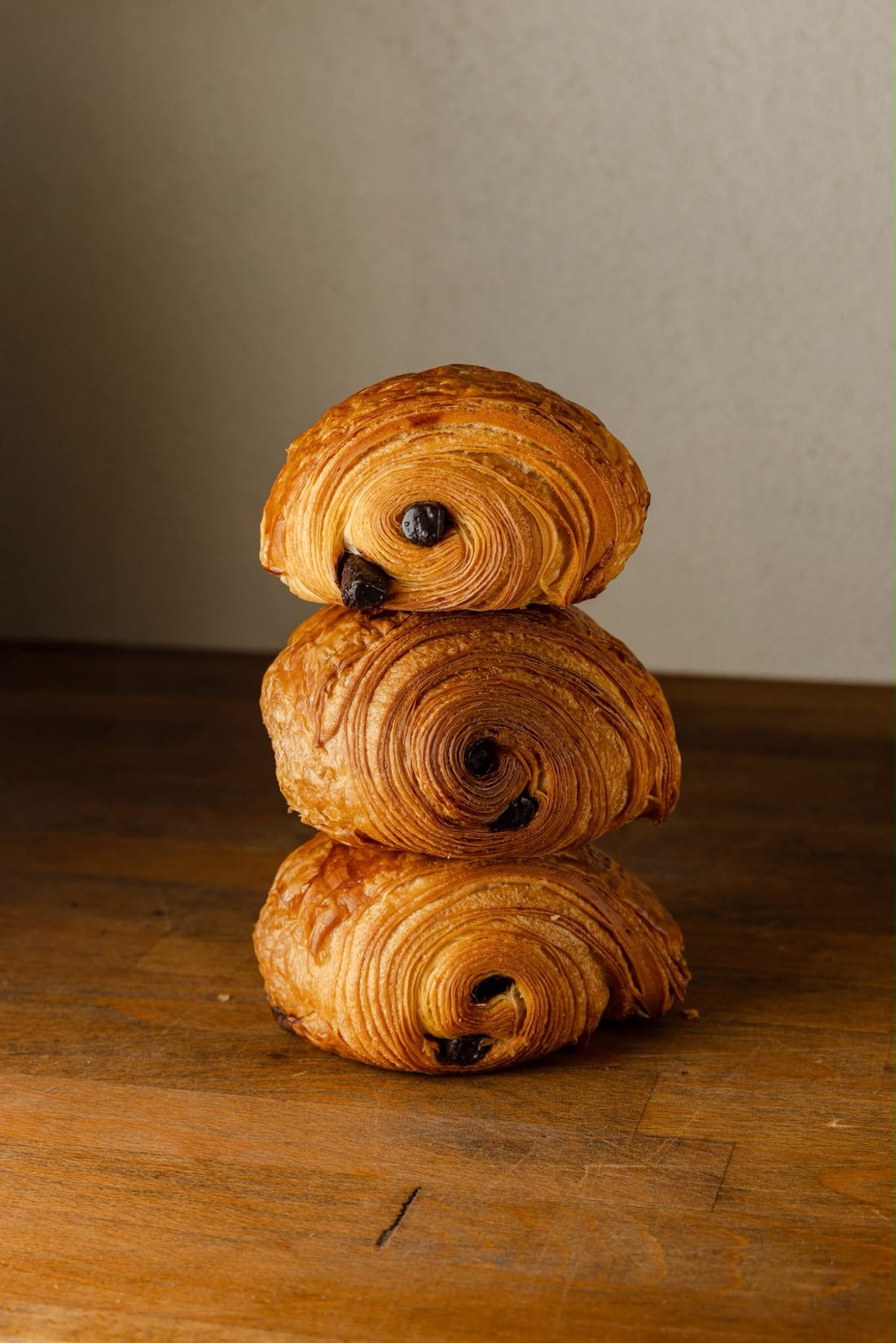Tre pain au chocolat impilati