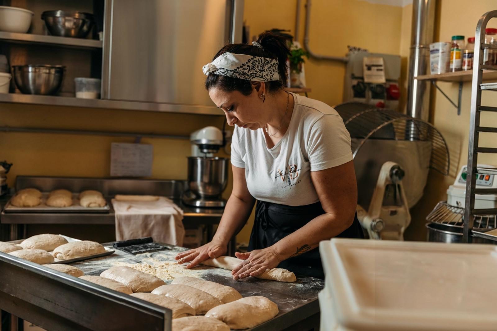 Viviana Falciano lavora l’impasto sul banco del laboratorio