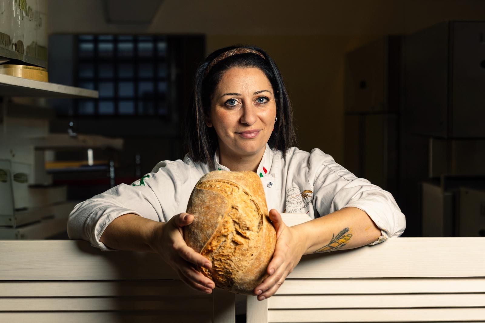 Viviana Falciano con una pagnotta tra le mani